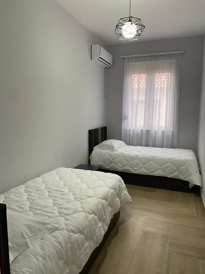 Eagle'S Nest Apartment Shkoder