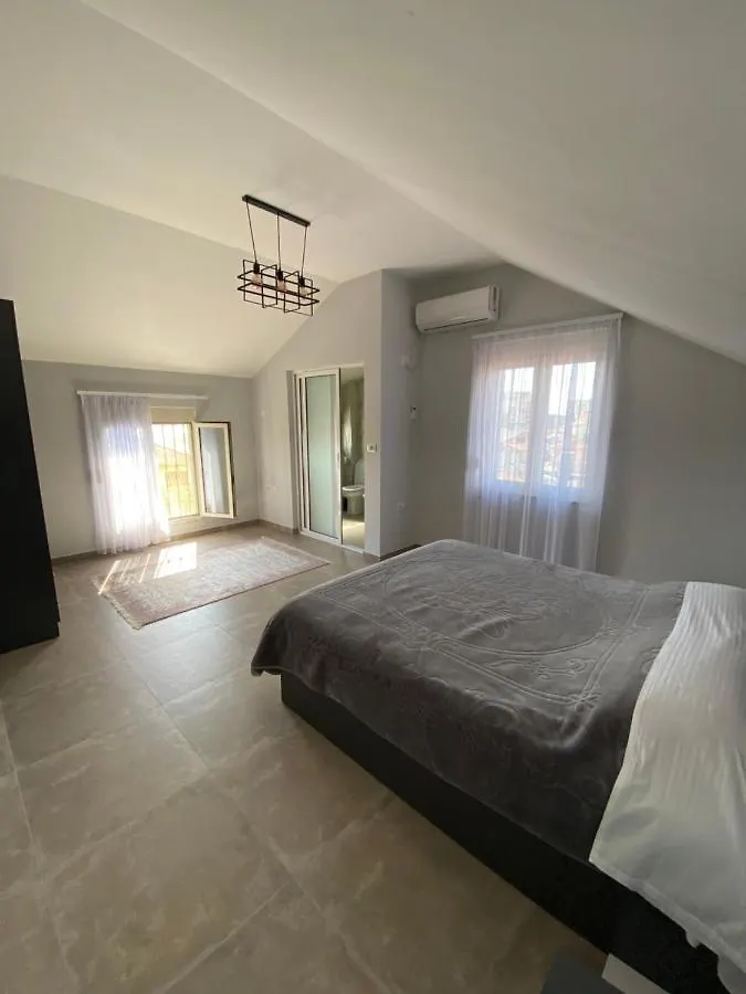 Eagle'S Nest Apartment Shkoder